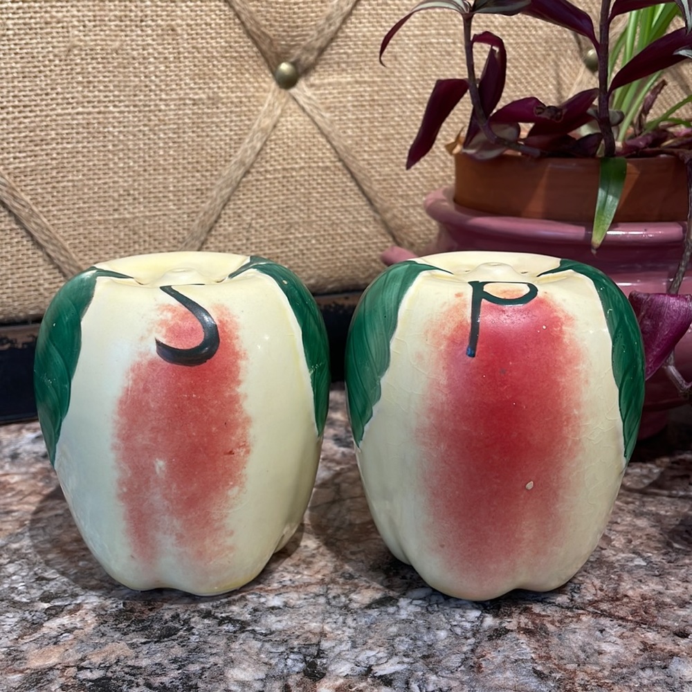 Vintage apple shakers